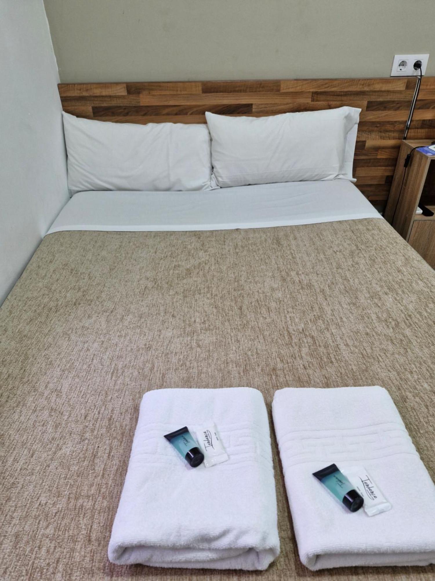 Hostal Elkano Барселона Экстерьер фото