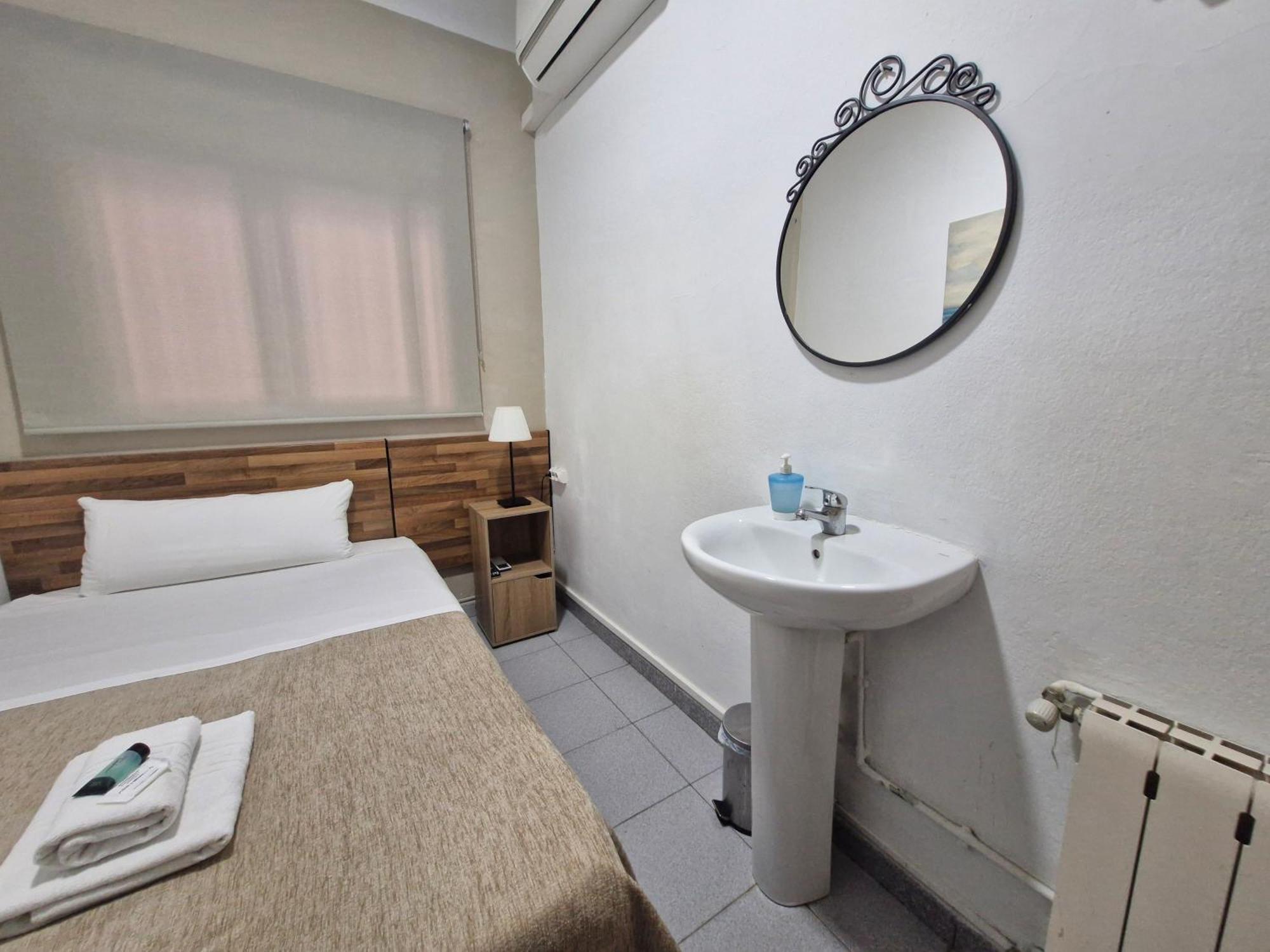 Hostal Elkano Барселона Экстерьер фото
