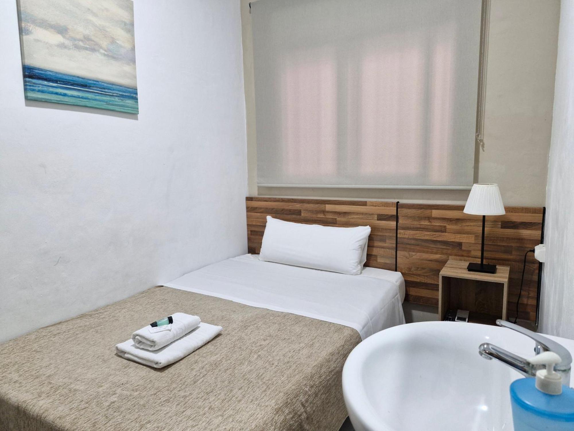 Hostal Elkano Барселона Экстерьер фото